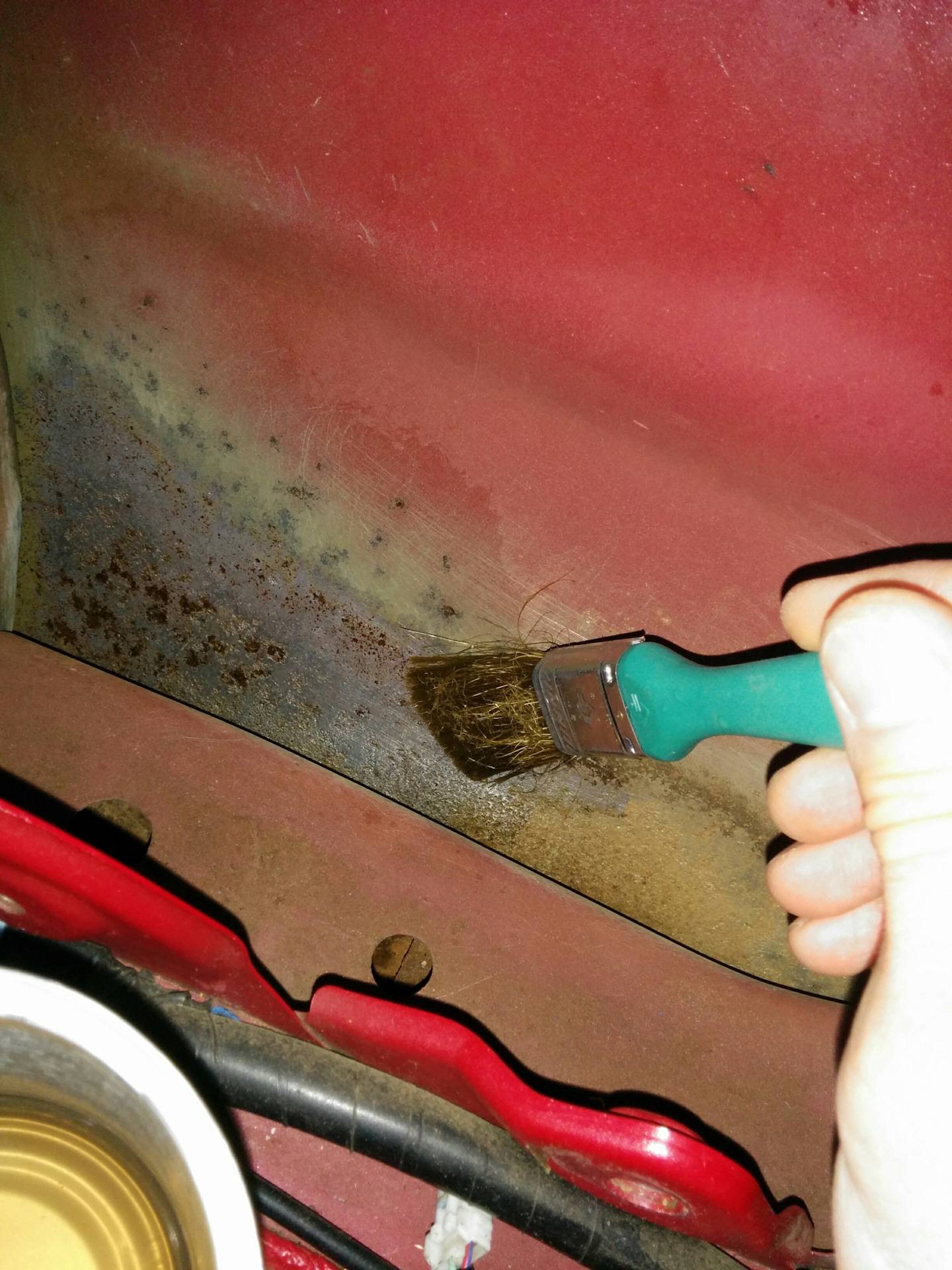 Чем убрать ржавчину с днища автомобиля своими руками