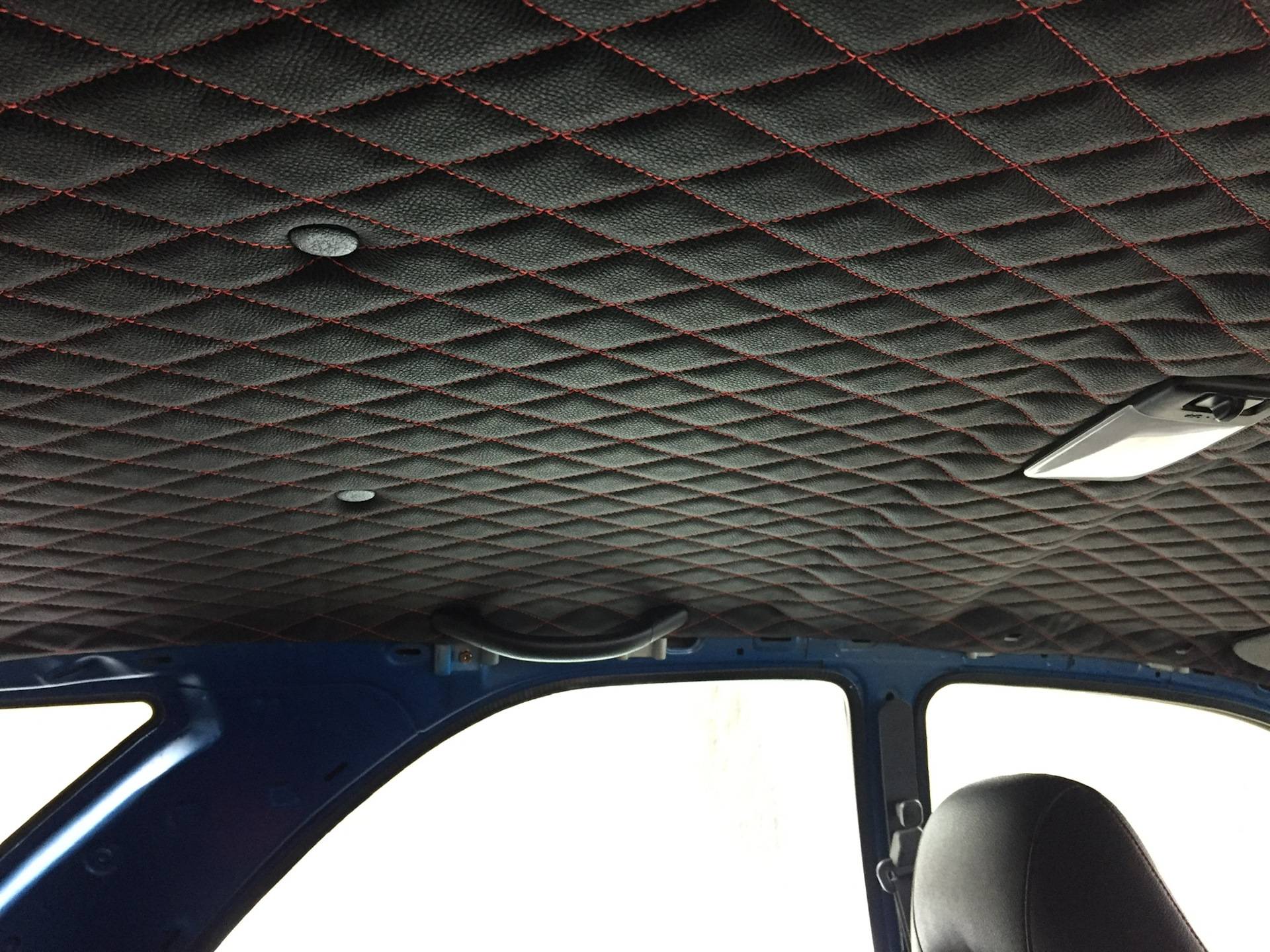 Перетяжка потолка автомобиля алькантрой и тканью + видео