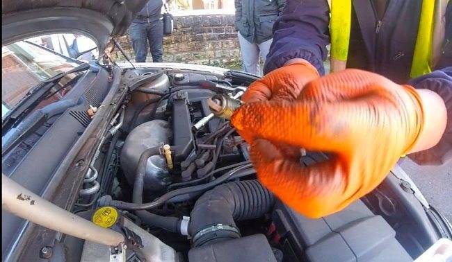 Машина дёргается при разгоне: почему возникают провалы при нажатии педали газа, устранение причин рывков