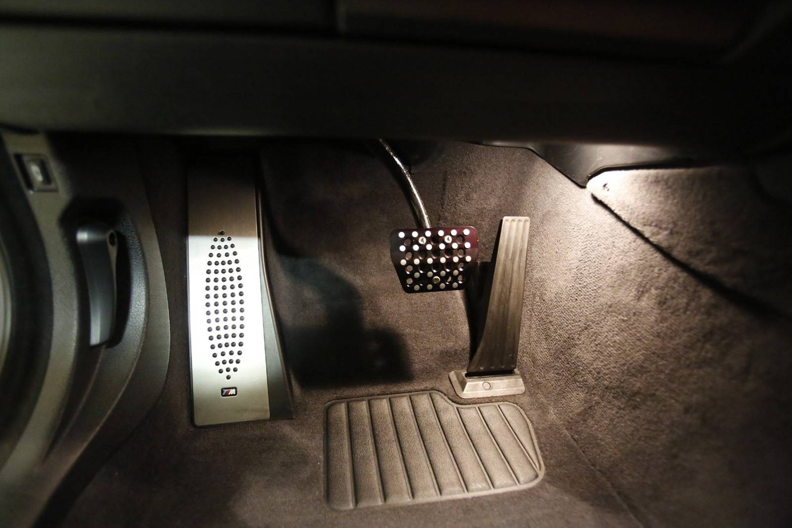 Расположение педалей в автомобиле с механической коробкой и коробкой-автомат
