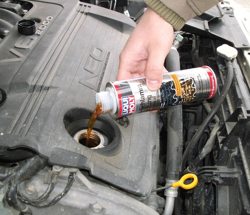 Как правильно долить масло в двигатель: можно ли доливать масло в горячий двигатель, куда заливать масло