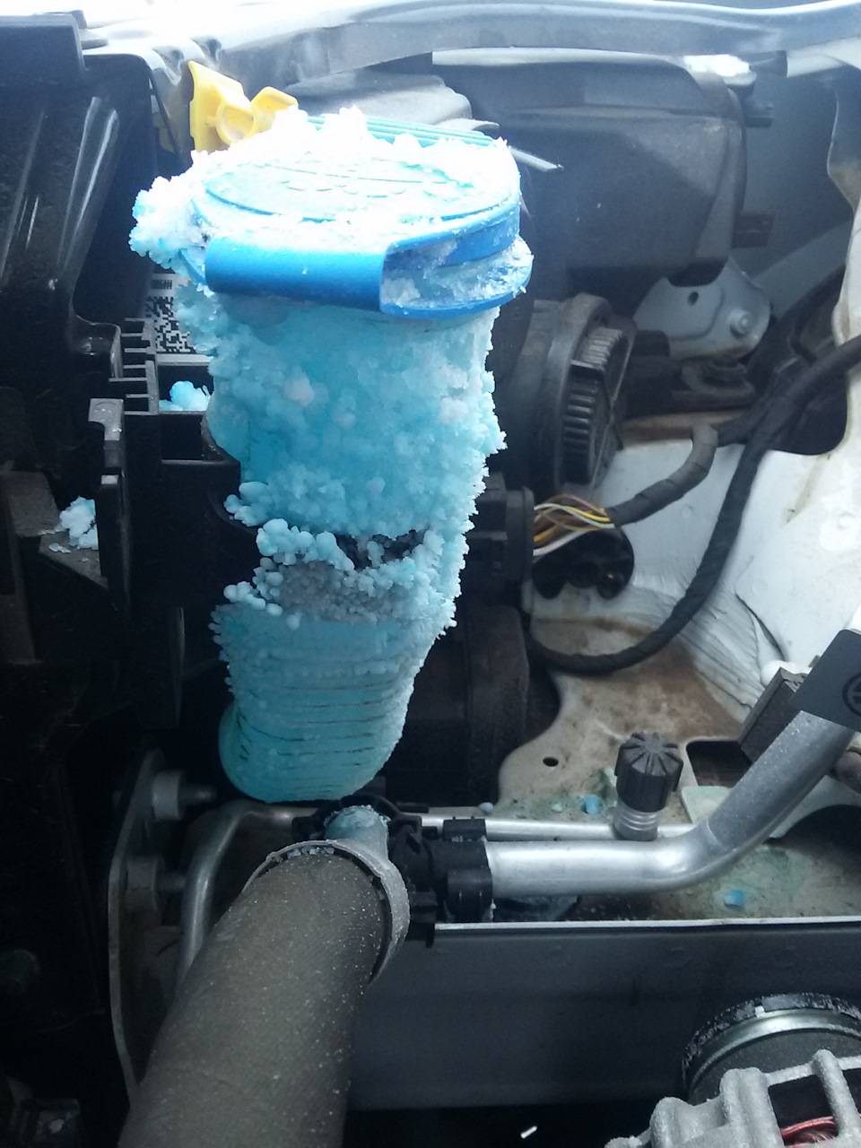Лед в бачке омывателя автомобиля. как растопить? в том числе метод с использованием водки