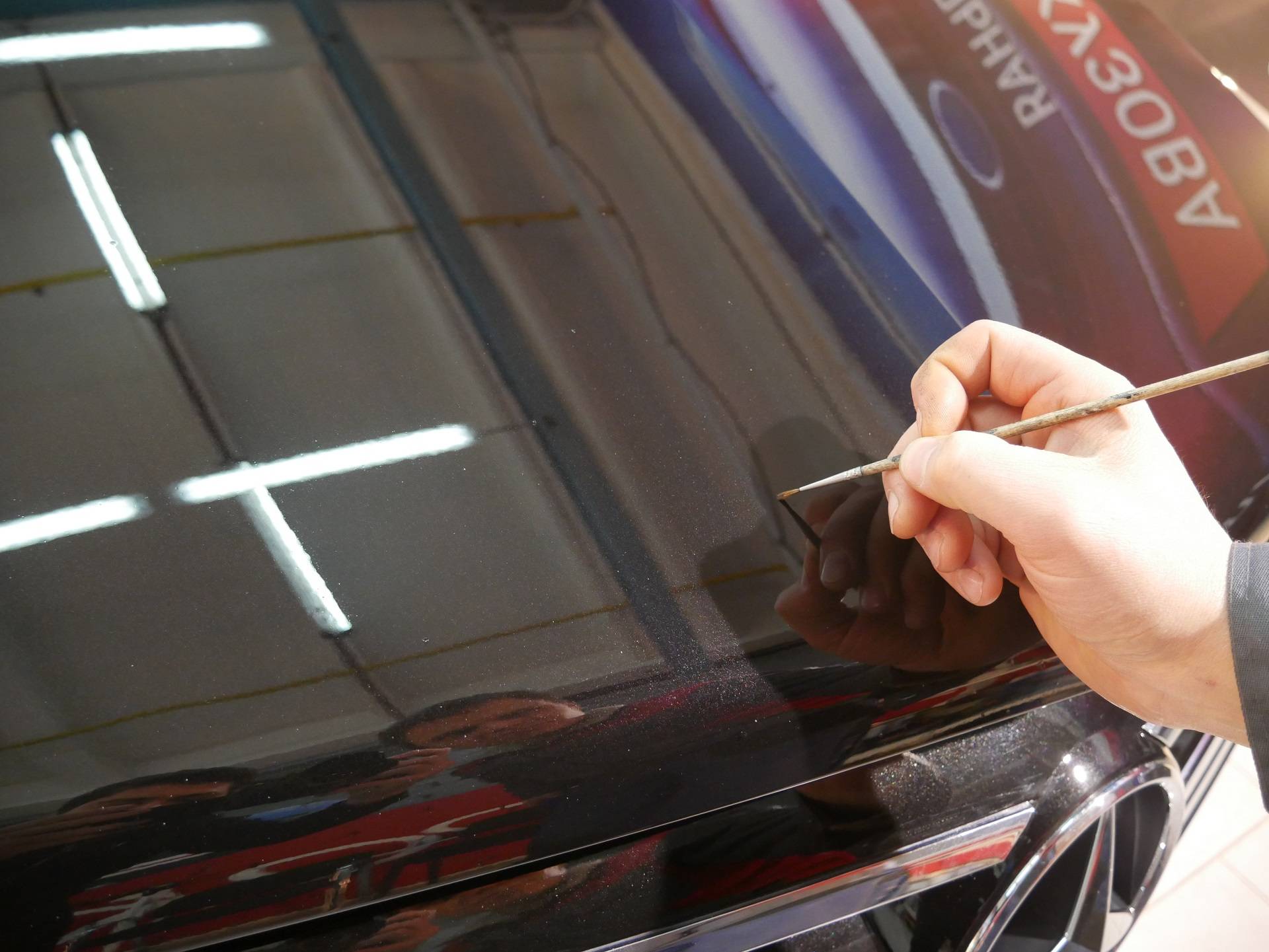 Как правильно подкрасить сколы на авто своими руками: инструкция