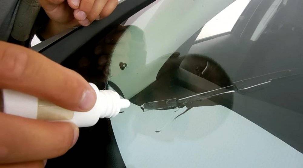 Советы по ремонту сколов, трещин и царапин на лобовом стекле своими руками, что делать с повреждением, можно ли остановить и прочее