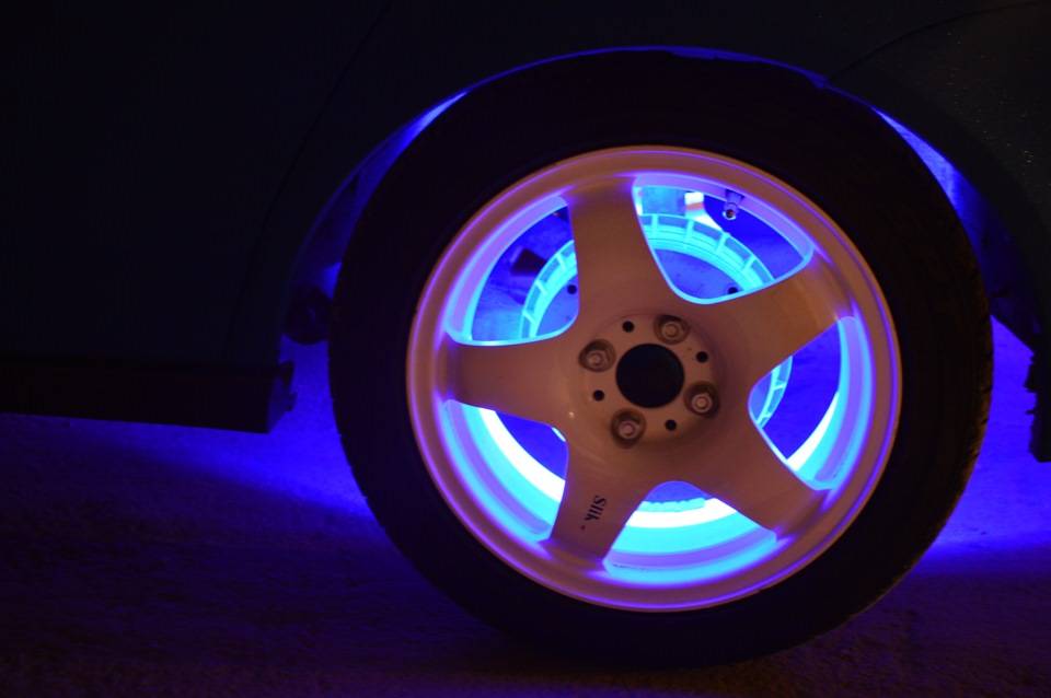 Как сделать неоновую подсветку автомобильных дисков своими руками