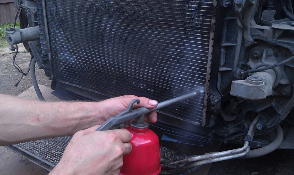Как и чем помыть радиатор кондиционера автомобиля своими руками, не снимая его