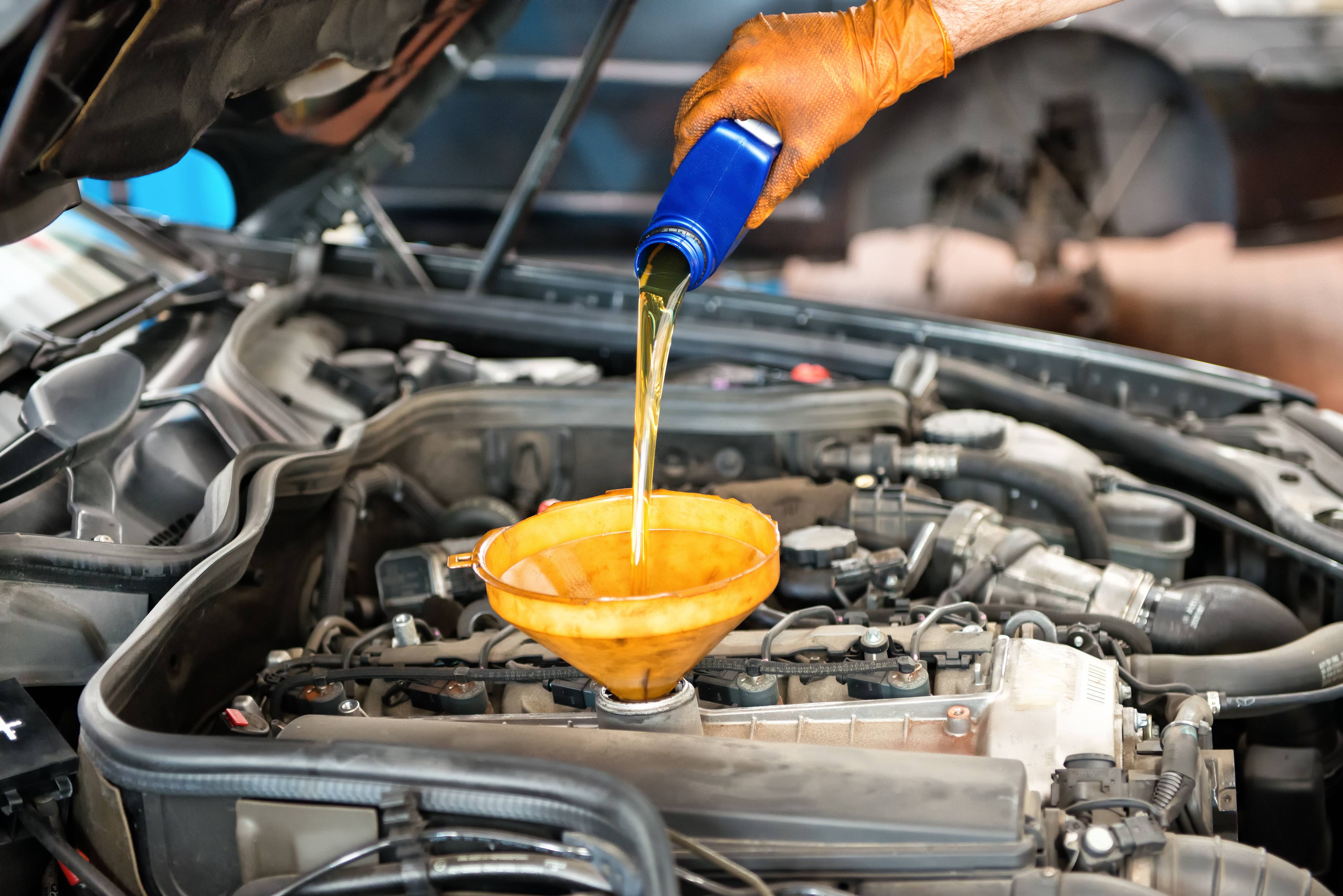 Как правильно доливать масло в двигатель: топ 5 советов от эксперта
