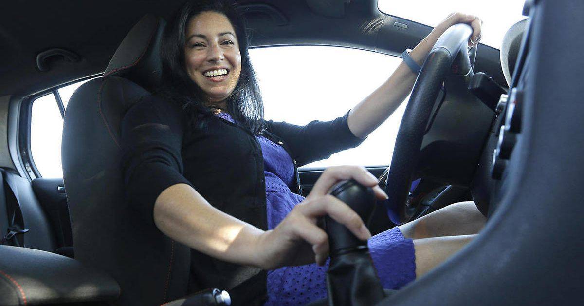 Как научиться водить автомобиль женщине с нуля на механической коробке