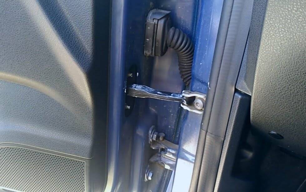 Чем смазать двери автомобиля, чтобы не скрипели при открывании - как устранить скрип в авто при помощи смазки