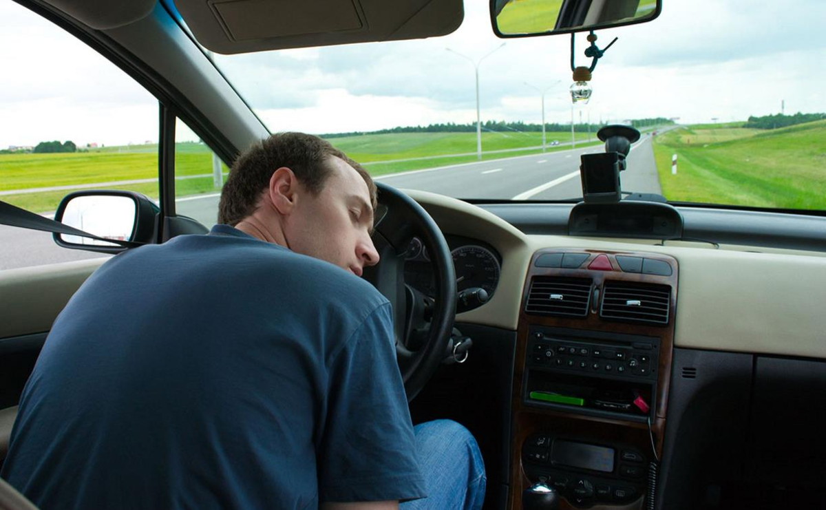 Уснул за рулем. Езда на автомобиле. Сонный водитель за рулем.