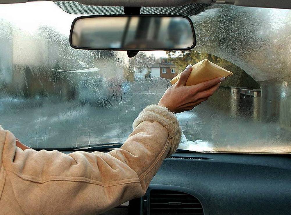 Запотевают стекла в машине изнутри зимой и замерзают: что делать, как устранить запотевание? почему затягивает стекла окон в машине зимой: причина. почему потеют окна в машине изнутри после алкоголя, когда выпьешь, во время дождя, зимой?