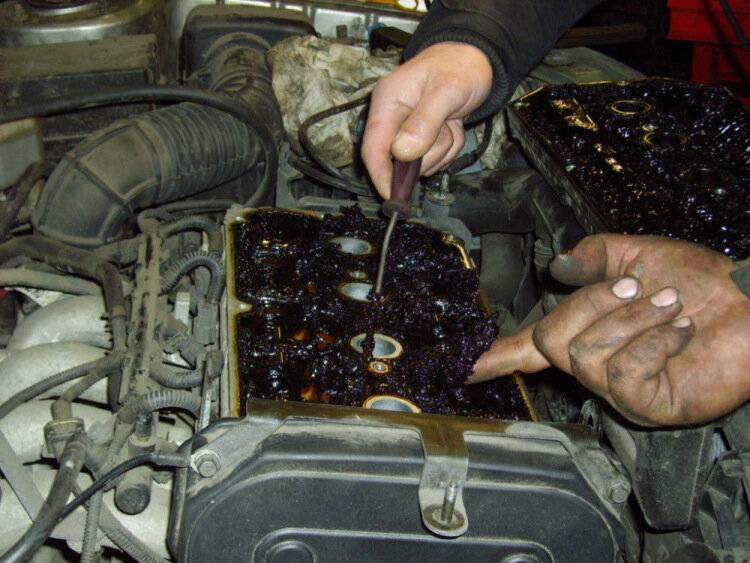 Через сколько менять масло в двигателе и как это правильно сделать