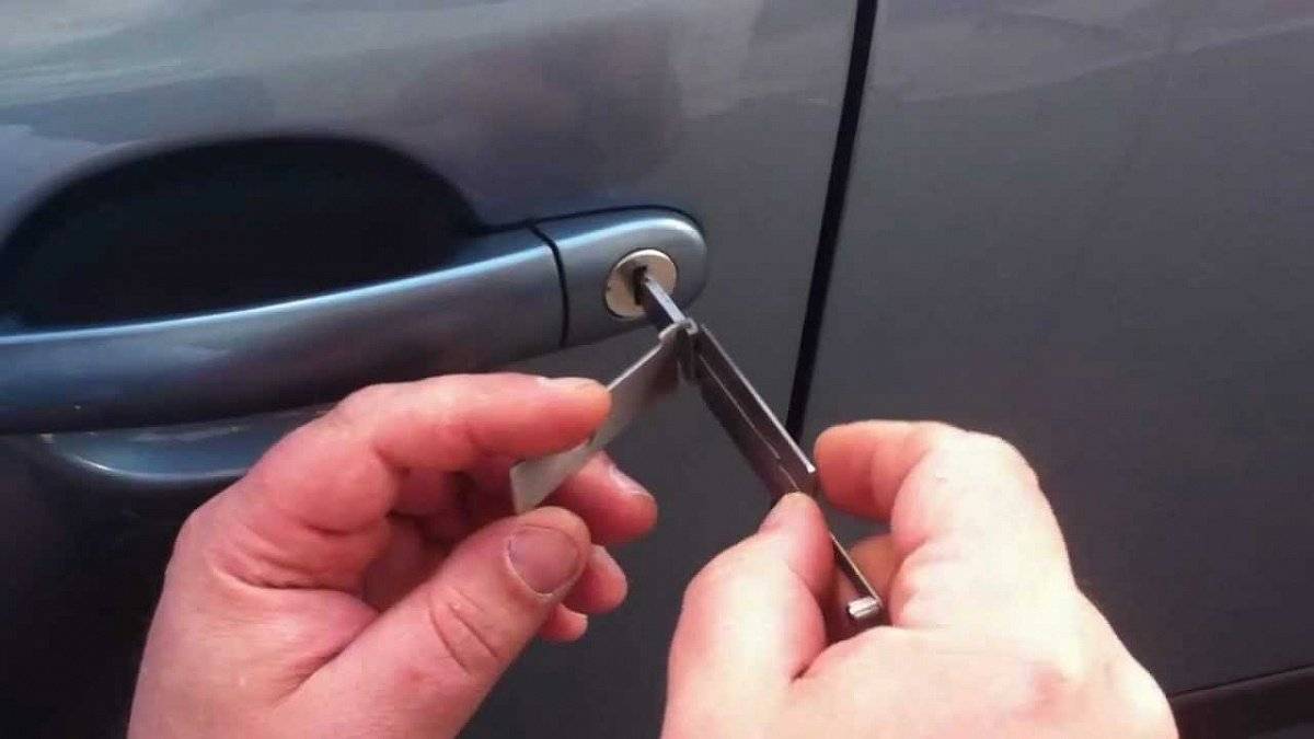 Как открыть автомобиль без ключа или разрядившемся аккумуляторе