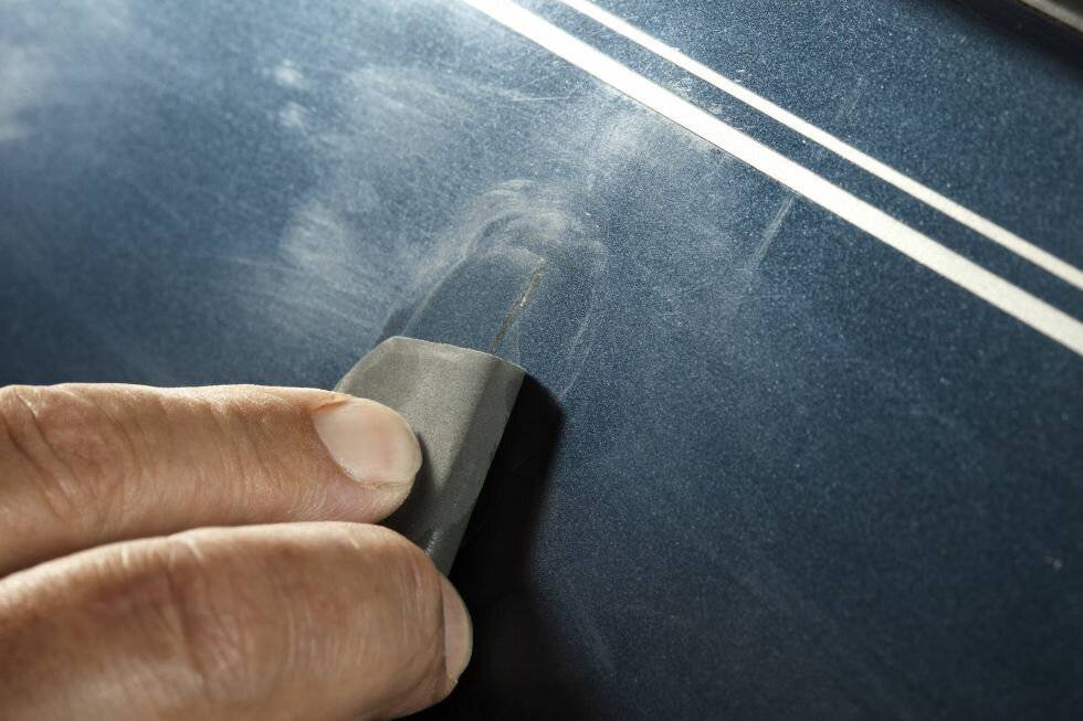 Как удалить глубокие и поверхностные царапины с поверхности кузова автомобиля? чем и как заделать царапину до грунтовки и металла на автомобиле?