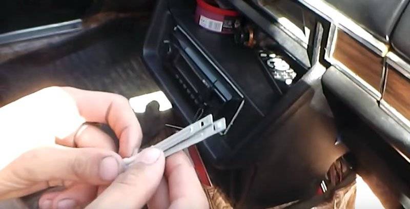 Как снять магнитолу из панели, вытащить без ключей