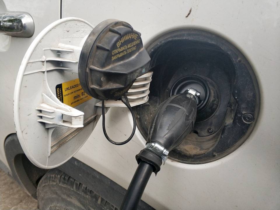 Как слить бензин из бака: что для этого нужно и какие способы существуют