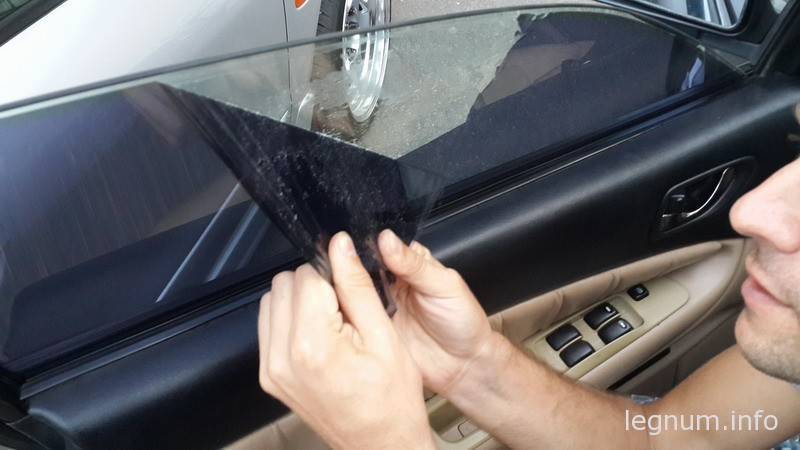 Несколько эффективных способов, как убрать тонировку со стекла машины
