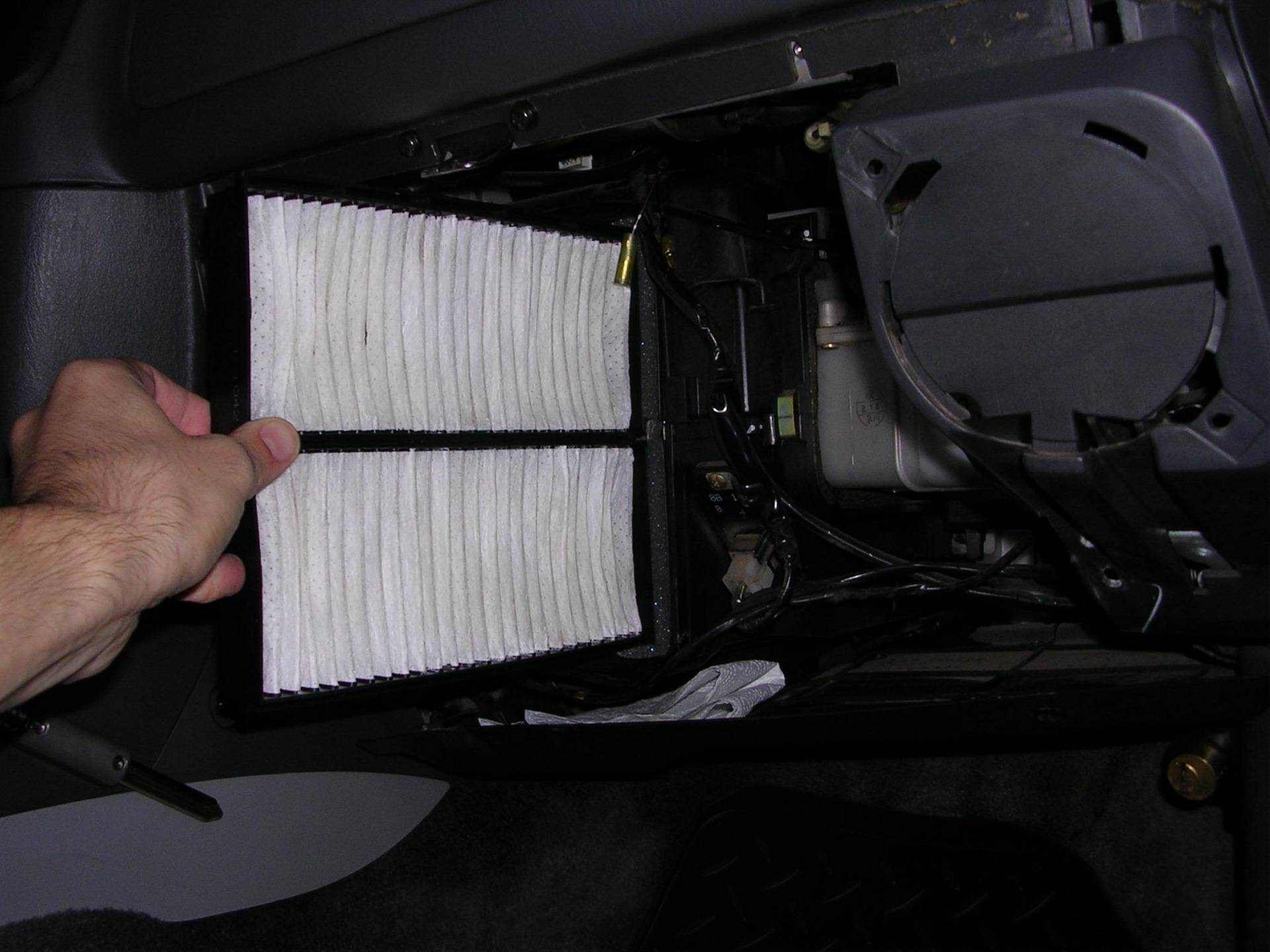 Где находится салонный фильтр в машине и как его поменять | tuningkod