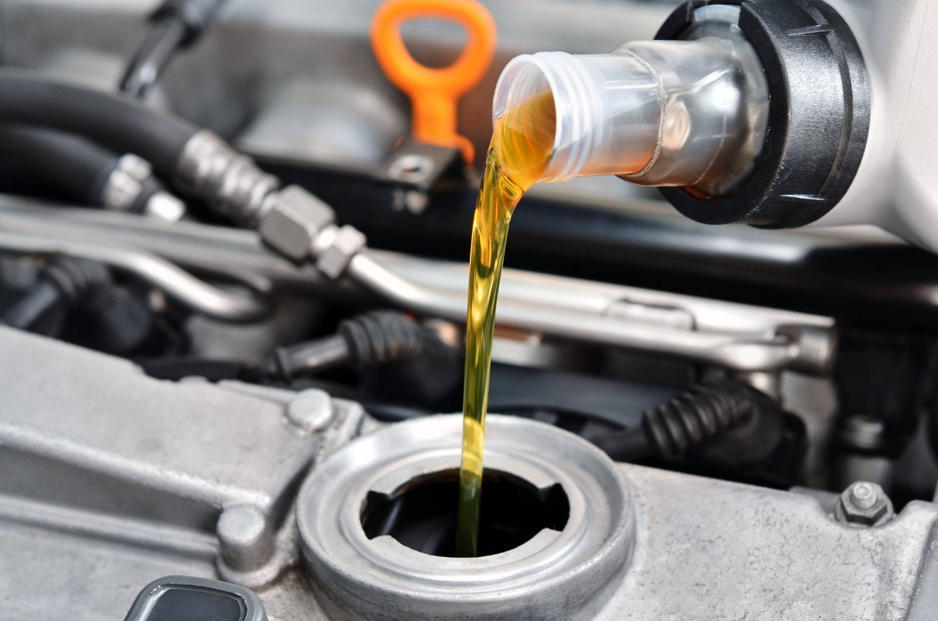Почему масло в двигателе нужно менять раз в год