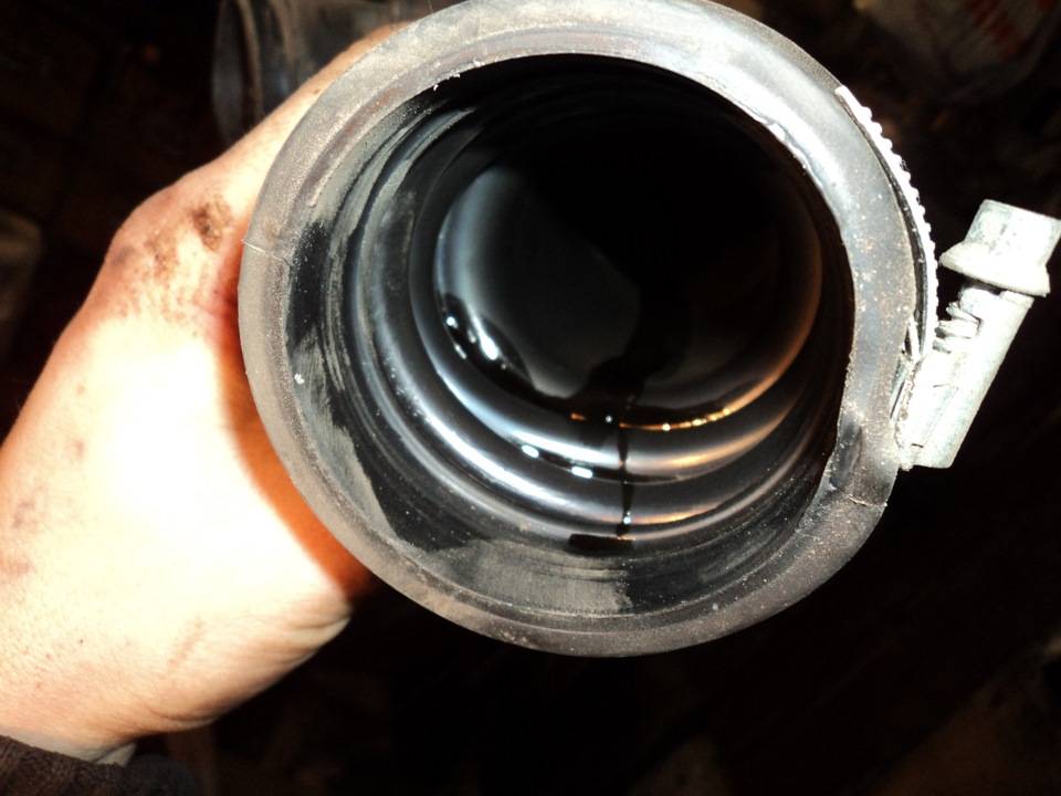 Почему попадает масло в воздушный фильтр: причины и устранение
