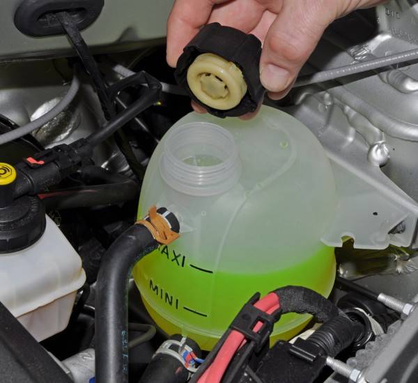 4 коварных ошибки, которые совершают водители при доливке охлаждающей жидкости в авто