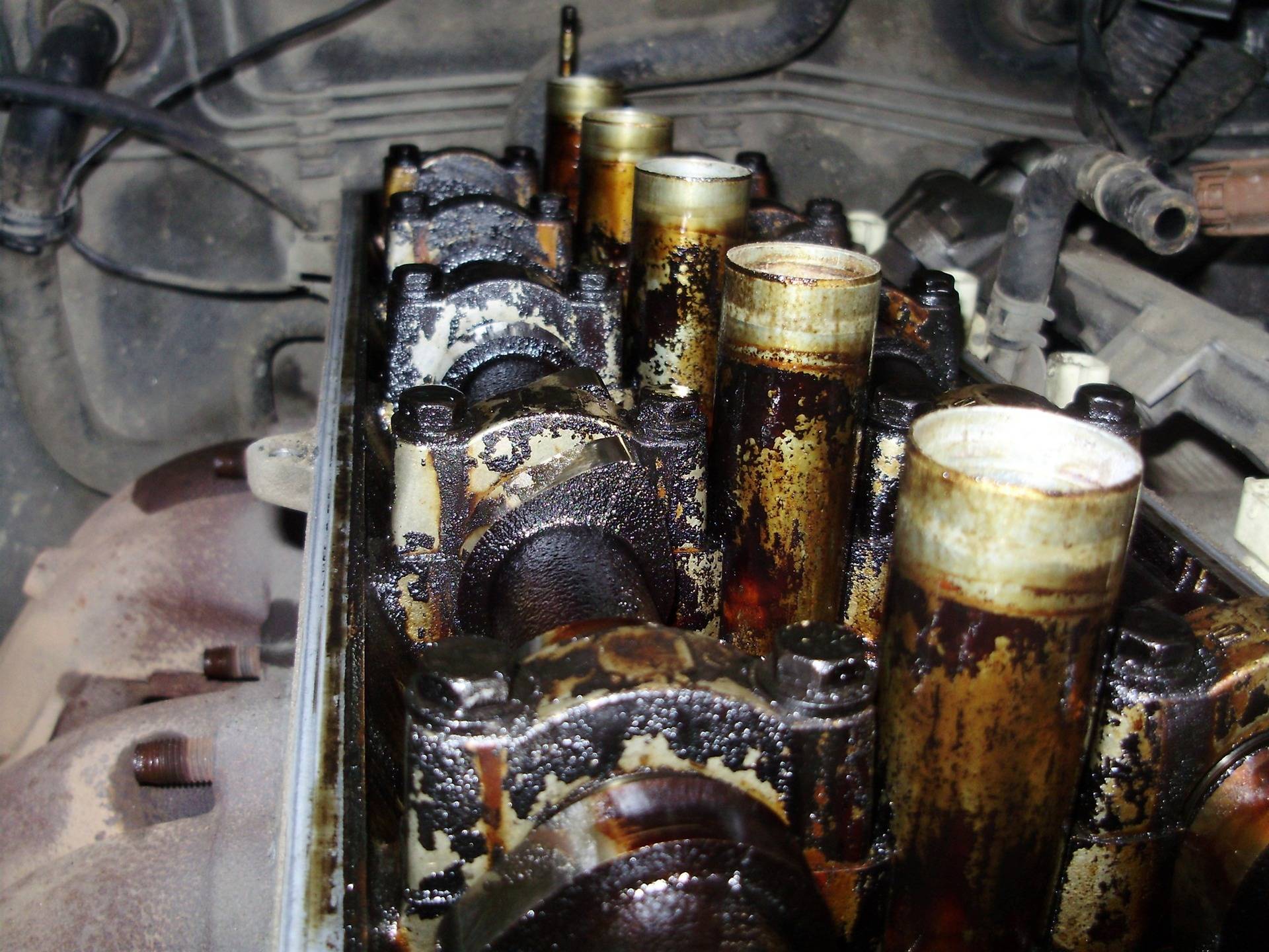 Почему быстро чернеет масло в двигателе авто: причины, фото и видео