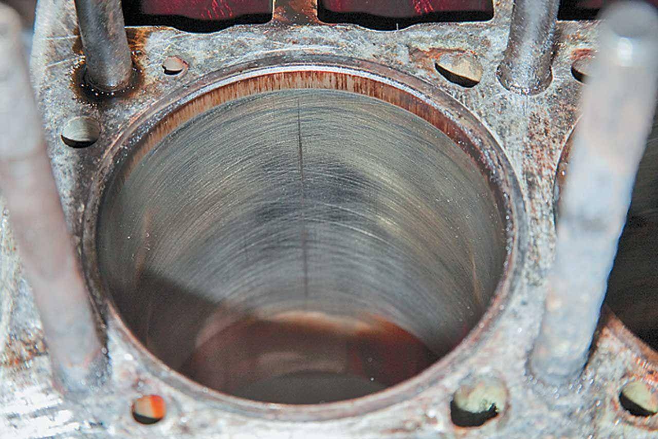 Дефекты гильзы в блоке цилиндров двигателя: износ, излом бурта, трещины