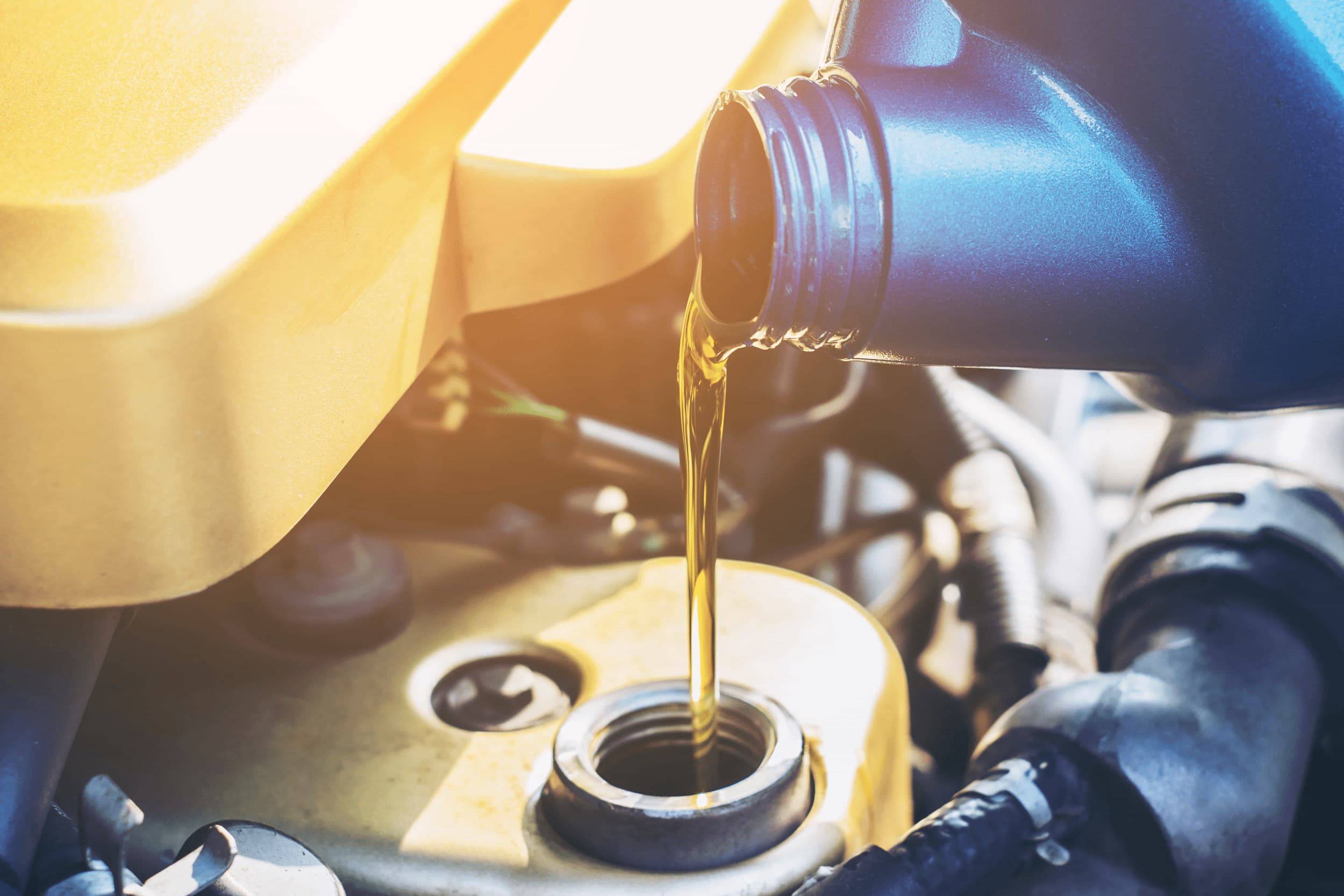 Как часто менять масло в двигателе: периодичность, инструкция