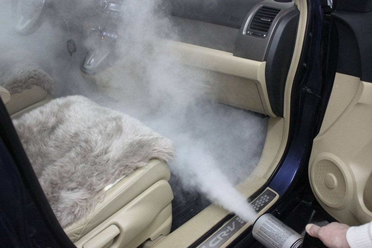 Как убрать запахи из салона авто