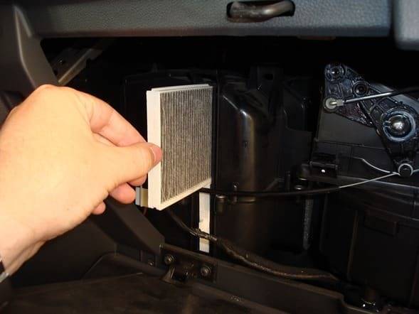 Зачем и как часто менять салонный фильтр в автомобиле