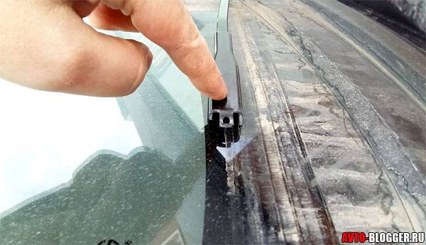 Что делать, если скрипят дворники по стеклу автомобиля?