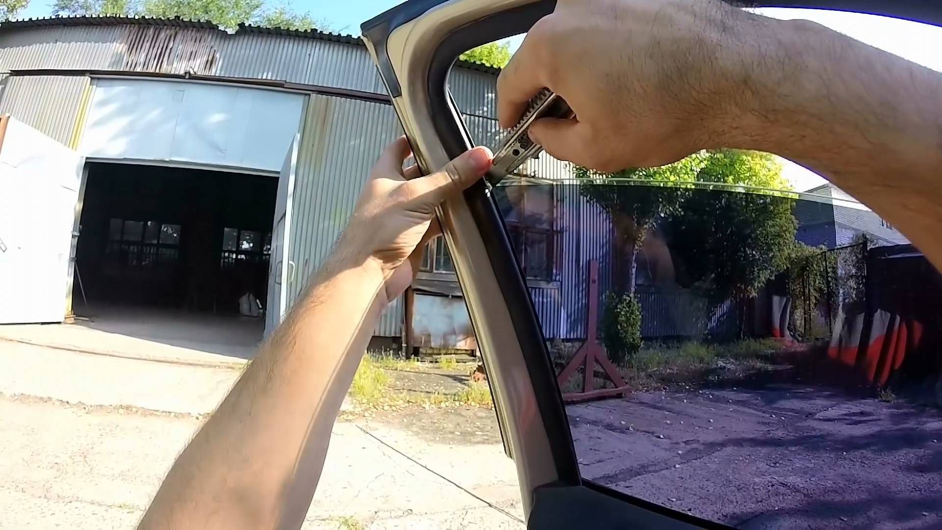 Как правильно снять тонировку со стекол автомобиля самостоятельно: 5 простых методов