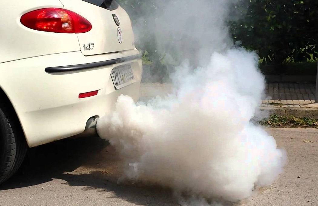 Белый дым из выхлопной трубы: стоит ли волноваться. идет белый дым из выхлопной трубы автомобиля – неисправность? и да и нет!