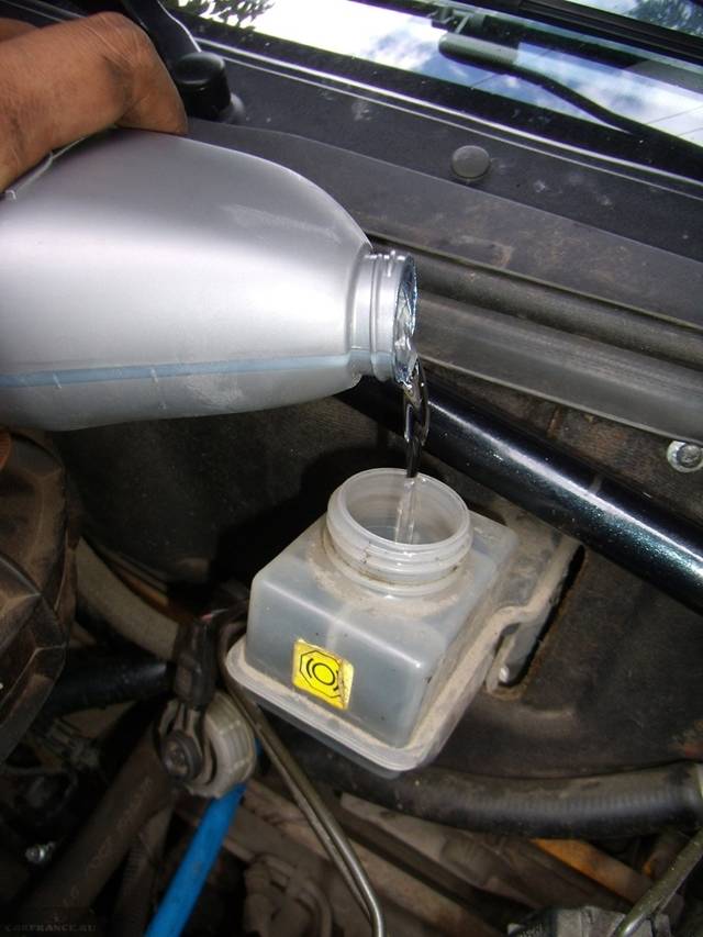 Когда и зачем нужно менять тормозную жидкость в автомобиле