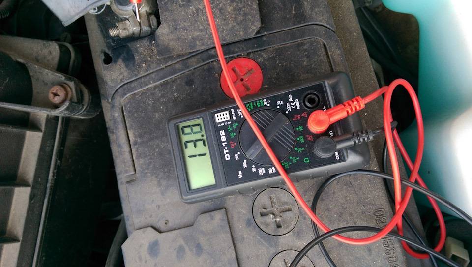 Почему не идет зарядка на аккумулятор и горит лампа автомобильной акб: ремонт зарядного устройства