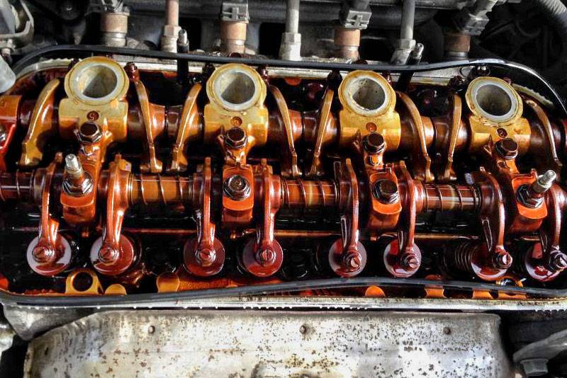 Почему чернеет масло в двигателе