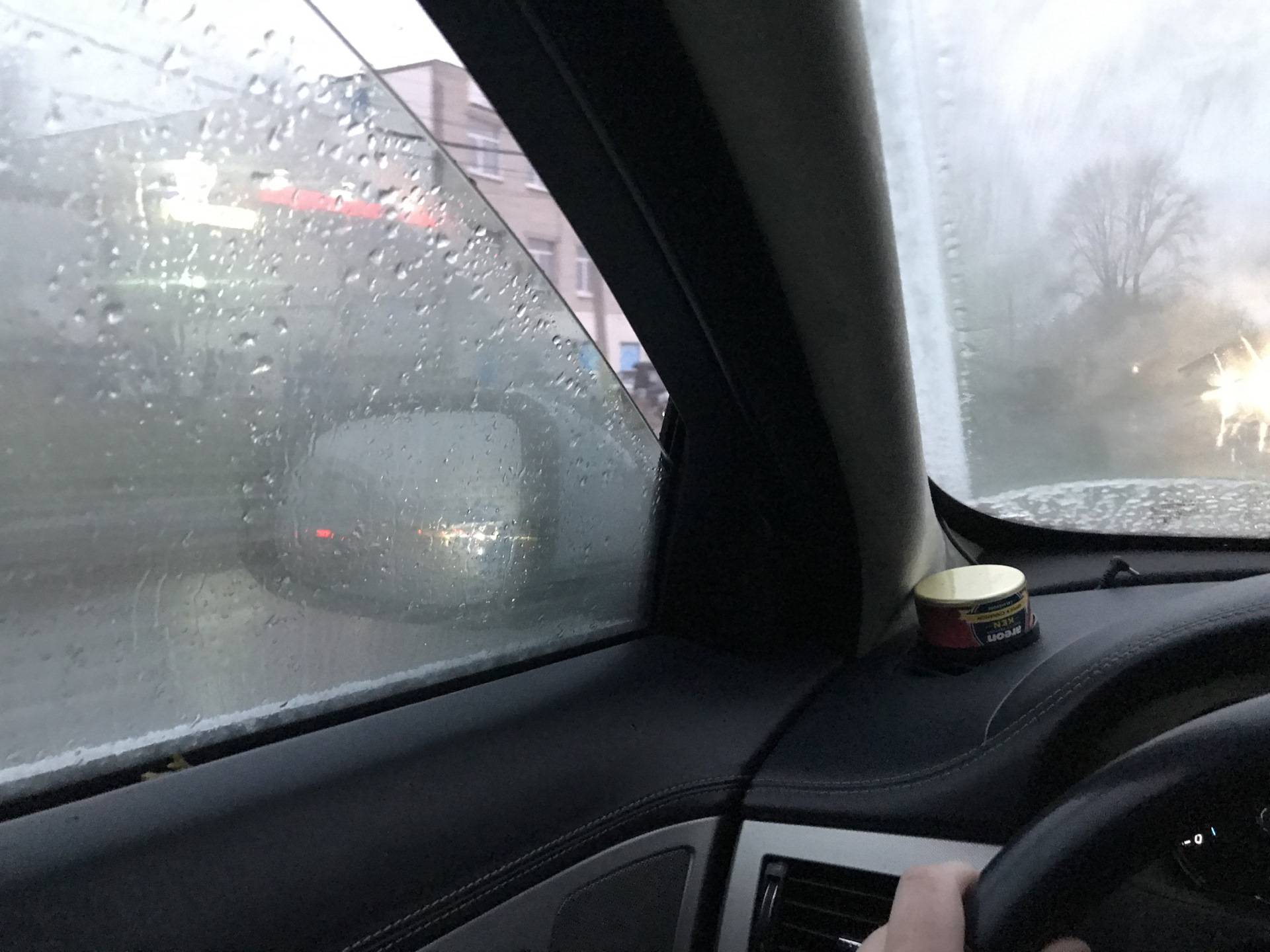 Потеют стекла в машине: что делать водителю
