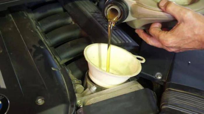 Что будет если перелить масло в двигатель: последствия и как убрать лишнее