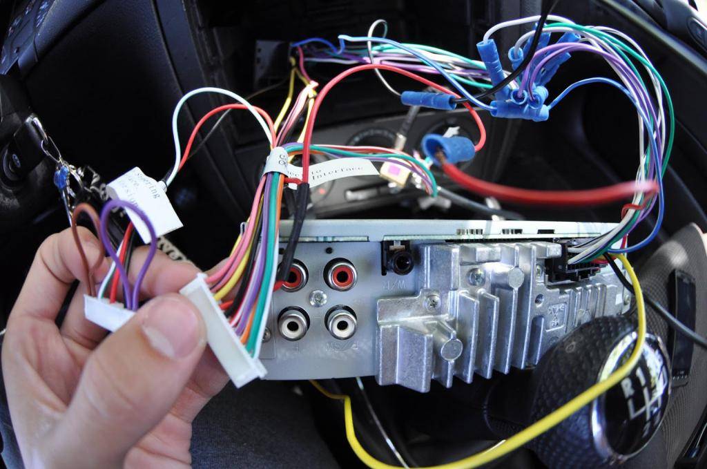 Подключение магнитолы: схема, в машине, установка по цветам проводов, к автомобилю, правильно подсоединить магнитофон, поставить, штатной, 1 din, через кнопку, без фишки, включить