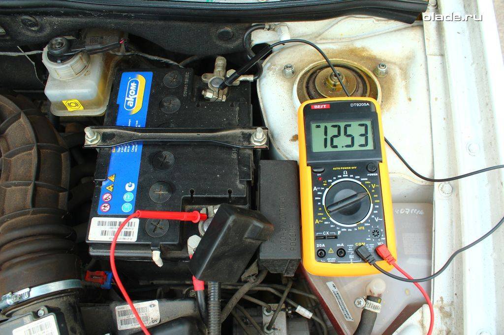Проверяем нормальное напряжение аккумулятора автомобиля