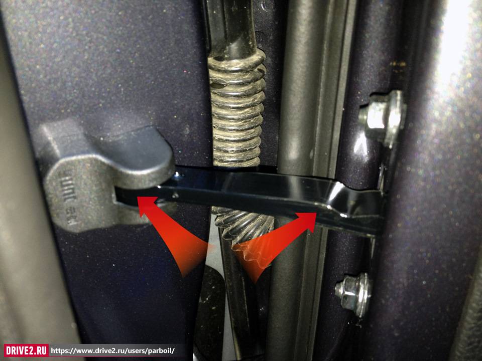 Чем смазать петли дверей автомобиля, если скрипит дверь в машине при открывании