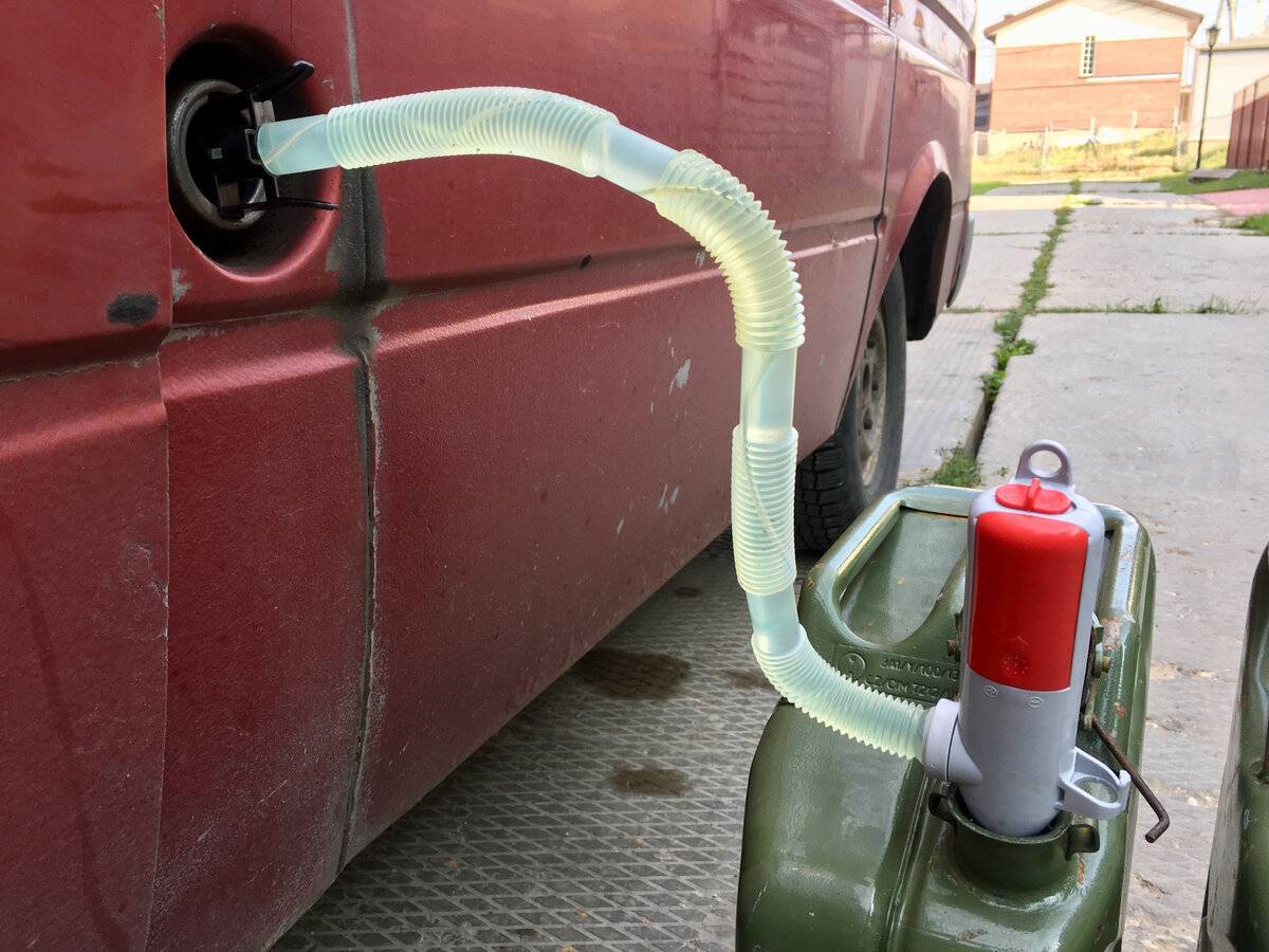 Как слить бензин из бака любого автомобиля
