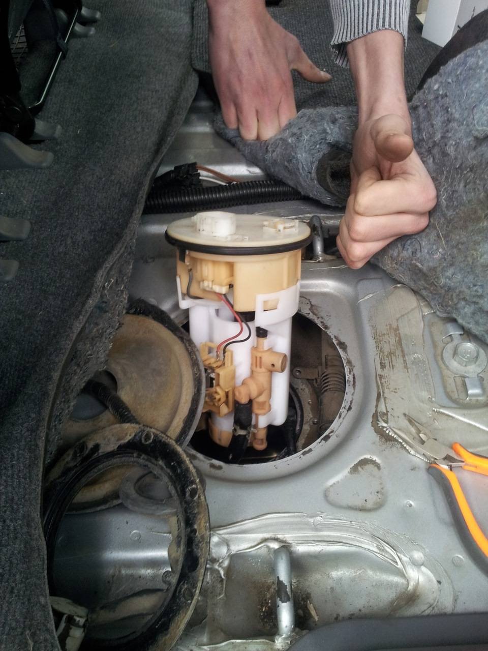 Замена топливного фильтра - как поменять топливный фильтр на автомобиле