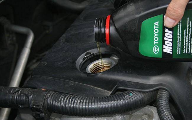 Как правильно заливать масло в машину?