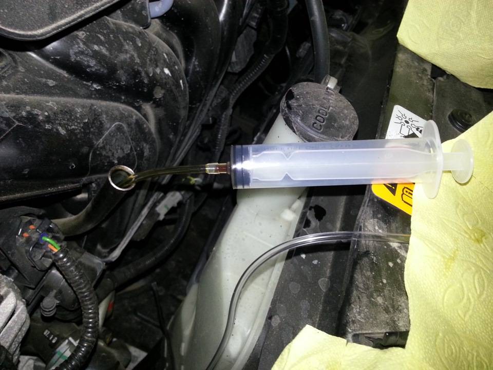 Как сливать масло из двигателя при замене смазки: откачка через аппарат или самотеком