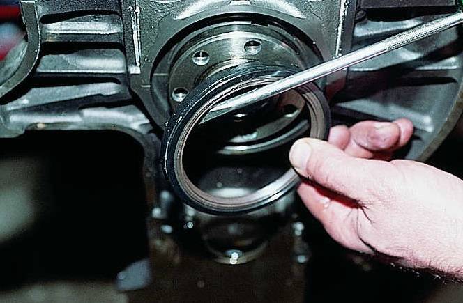 Как провести замену сальников двигателя: переднего и заднего